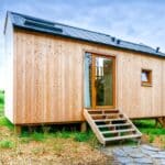 Cabane du Faucon en bois située au Domaine des Trois Tilleuls près de Villers-la-Ville, offrant un séjour en nature pour 2 à 4 personnes.