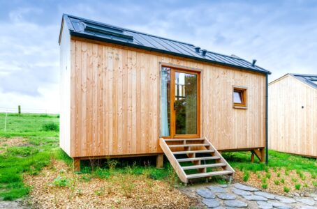 Cabane du Faucon en bois située au Domaine des Trois Tilleuls près de Villers-la-Ville, offrant un séjour en nature pour 2 à 4 personnes.