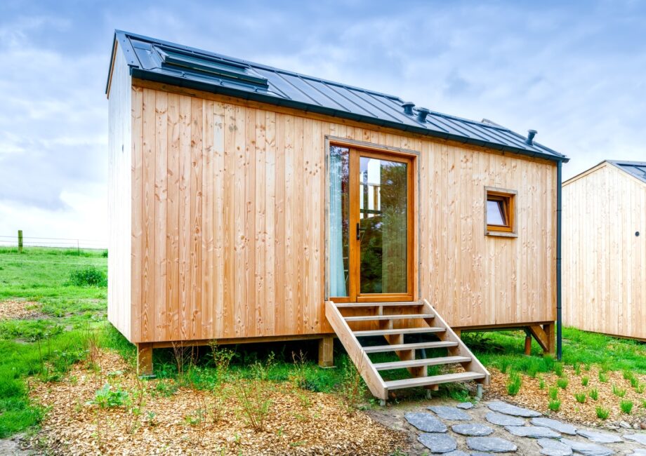 Cabane du Faucon en bois située au Domaine des Trois Tilleuls près de Villers-la-Ville, offrant un séjour en nature pour 2 à 4 personnes.