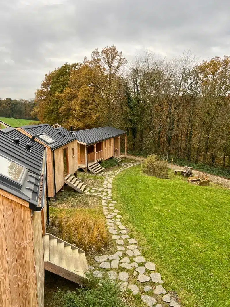 Les Cabanes Champêtres, entre la prairie et les arbres d'automne